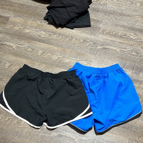 2 for 1 Under Armour medium shorts - Picture 4 of 4